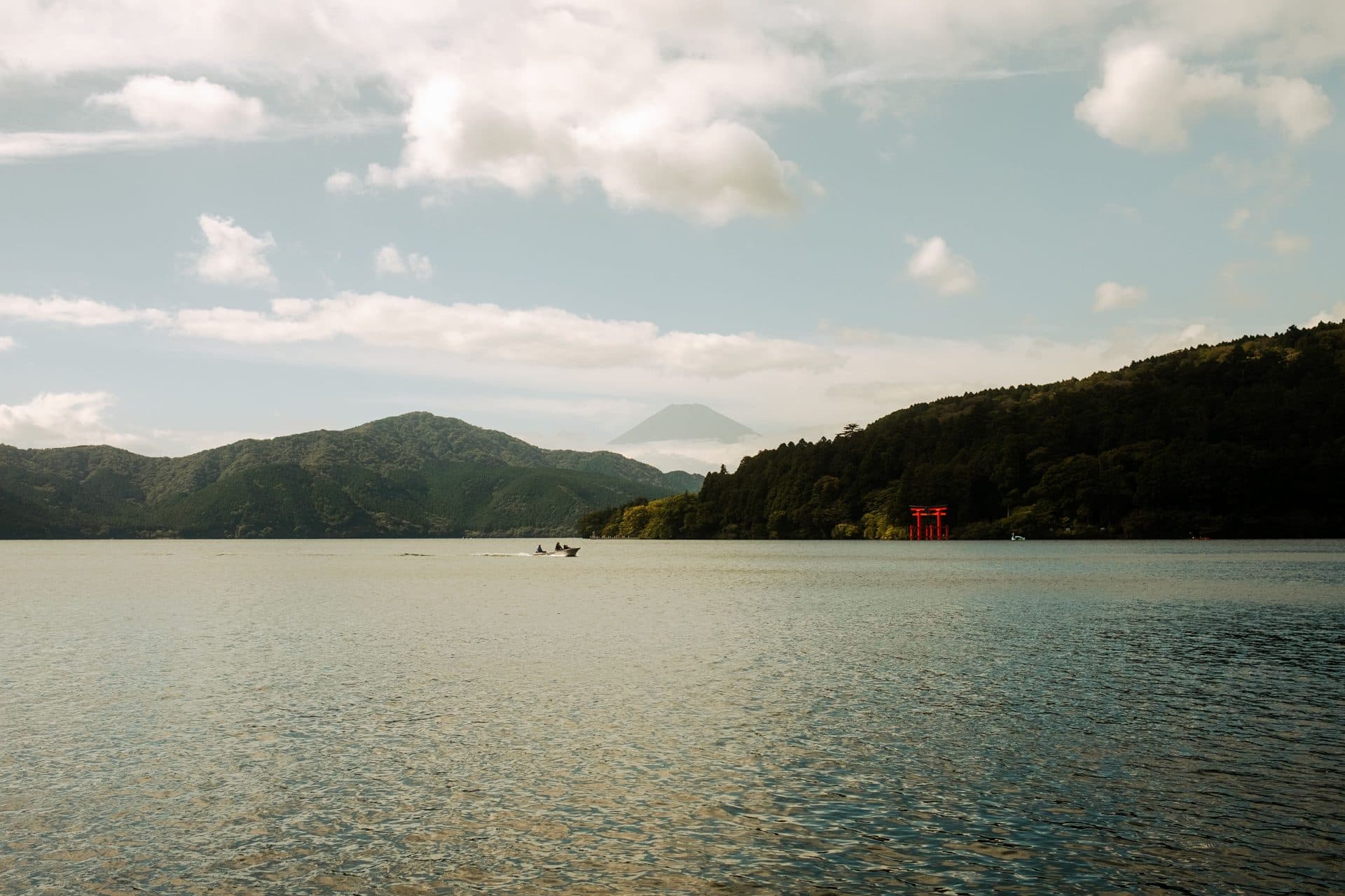 Scenic view of lake ashi and mount fuji in hakone