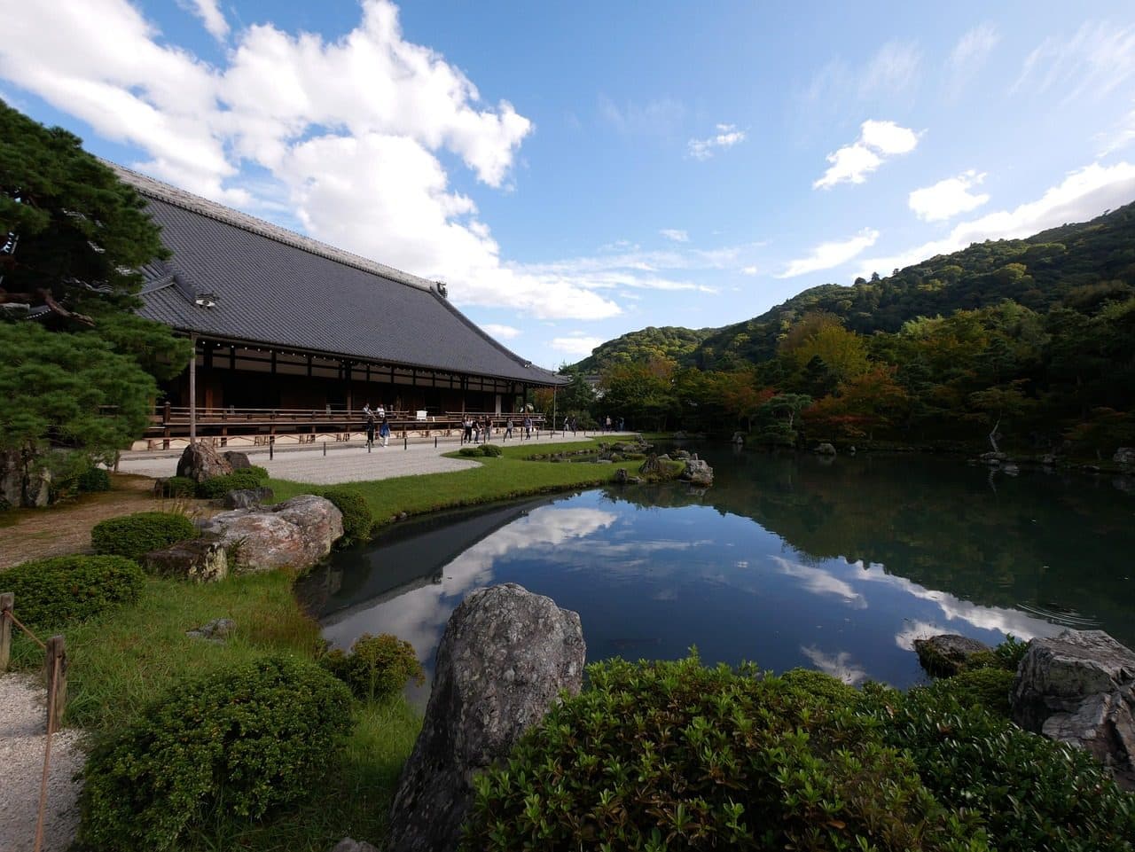 Tenryu-ji's Sogenchi pond garden in Arashiyama, with the abbot's hall on the left and the wooded hillside starting to turn behind the water